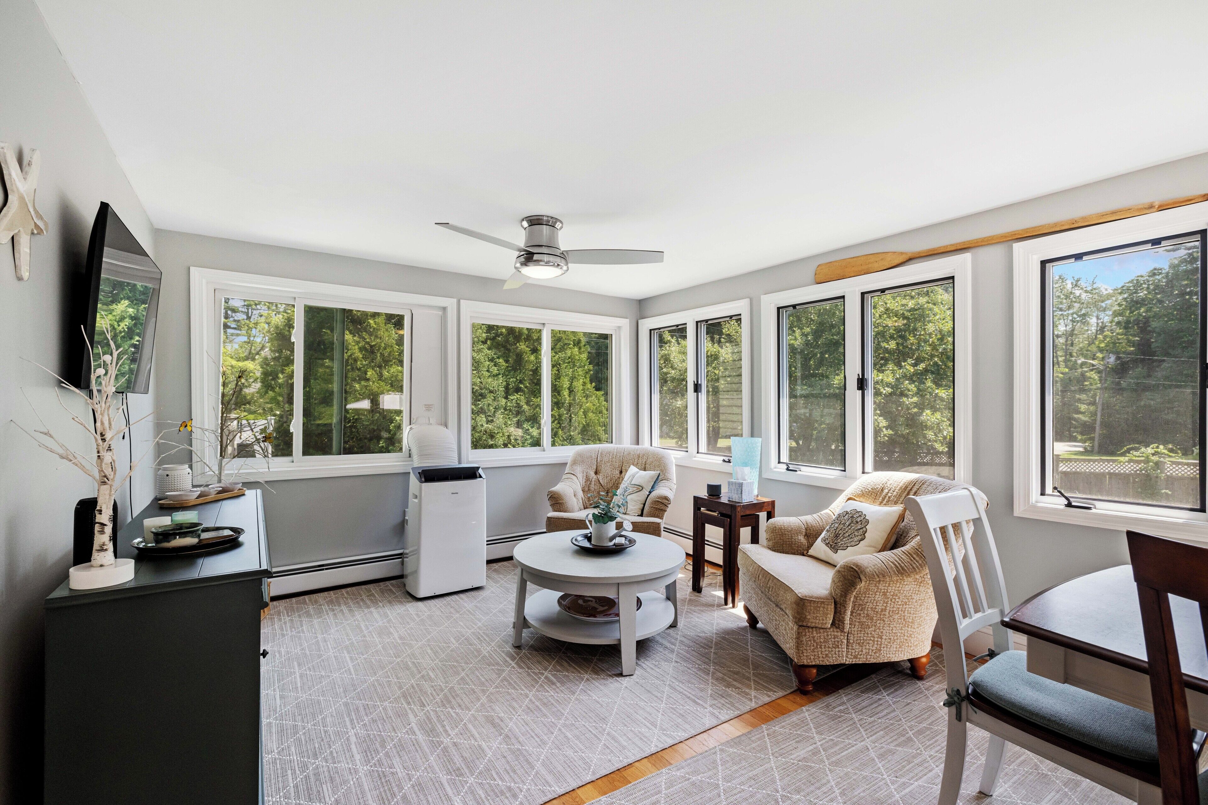 Smart-TV, Kamin, Bücher