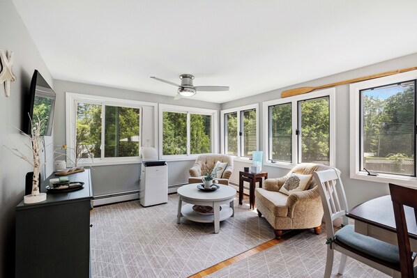 Téléviseur connecté, foyer, livres