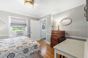 4 chambres, bureau, fer et planche à repasser, lit de bébé portatif