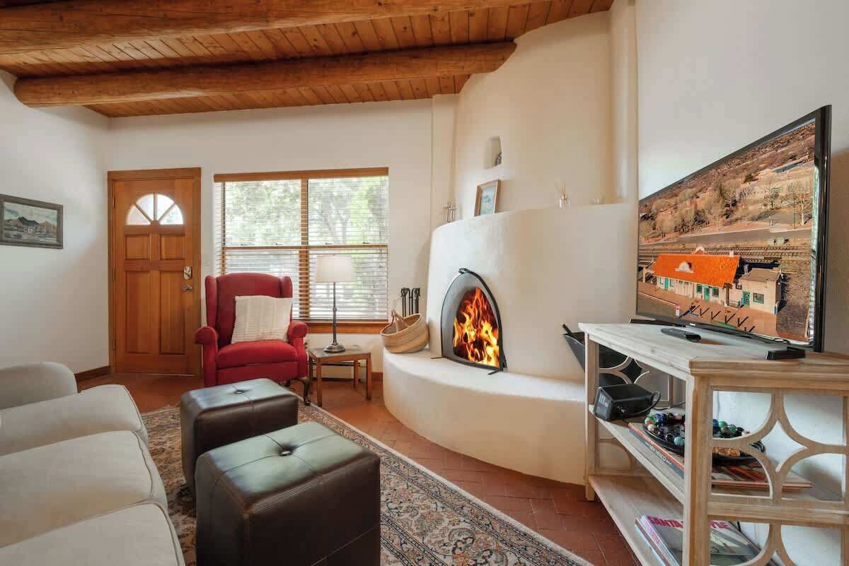 Televisio, takka, työhuone