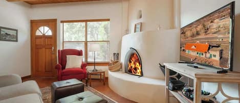 Televisio, takka, työhuone