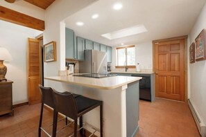 Fridge, microwave, oven, stovetop - Casa Sena-Courtyard | Patio | 1 Bedroom | Railyard (Santa Fe)