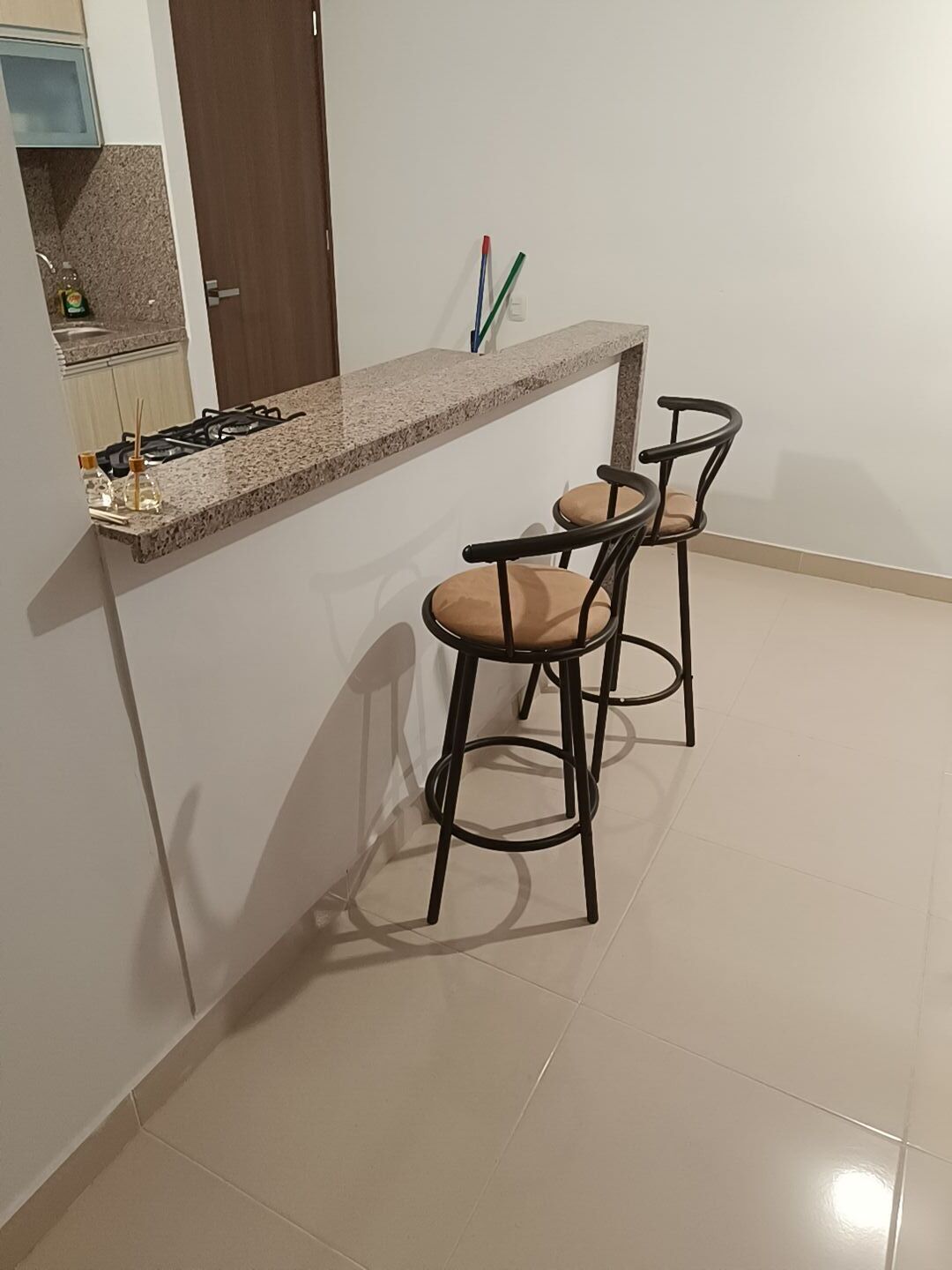 Fridge, oven, stovetop, electric kettle