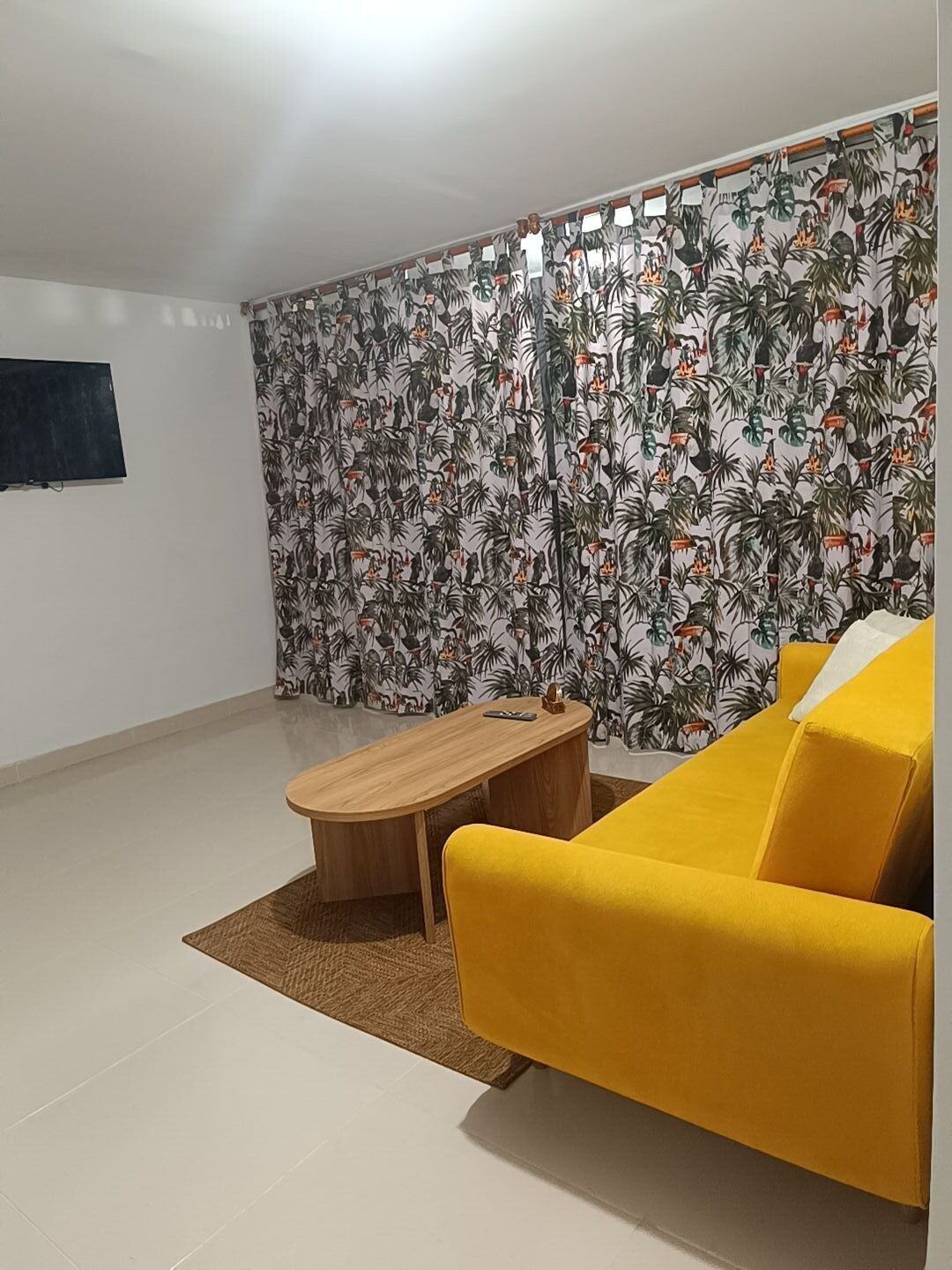 Smart-TV, Kamin, Bücher