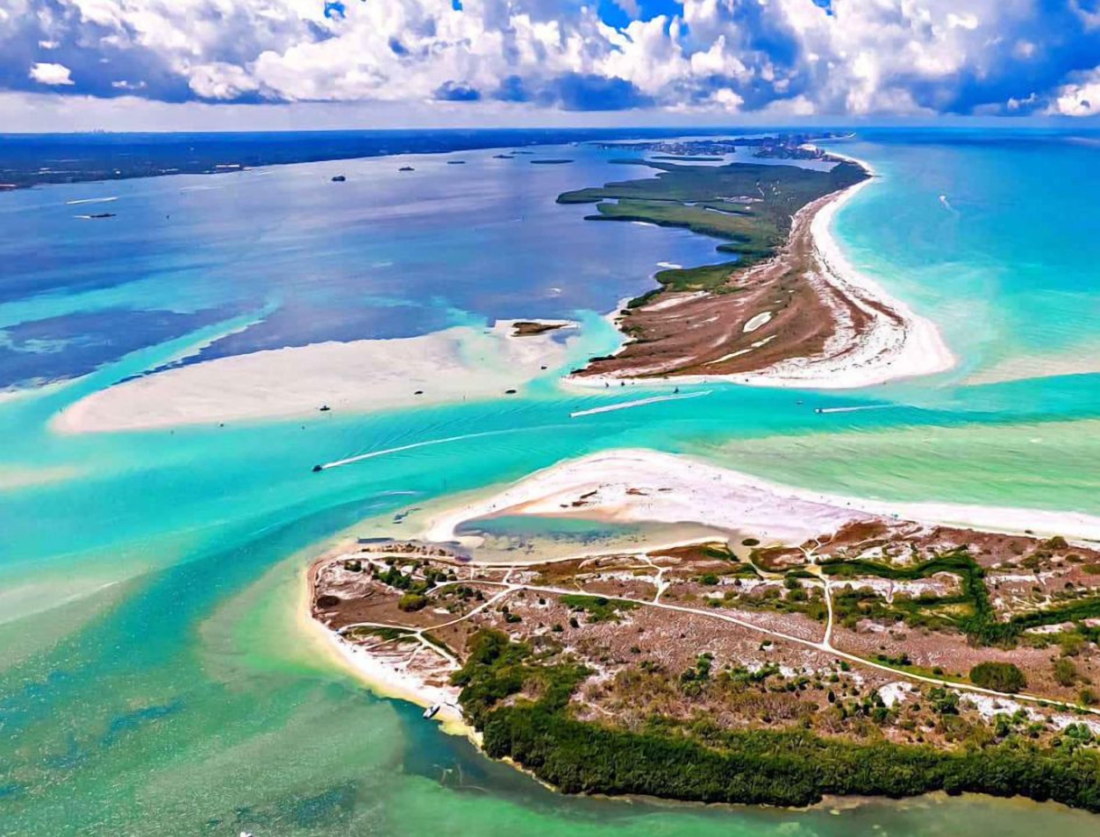 Vista aérea del Parque Estatal de Caladesi, con aguas turquesas cristalinas, playas de arena y una combinación de zonas naturales y desarrolladas.