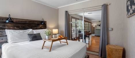 4 habitaciones, escritorio y tabla de planchar con plancha