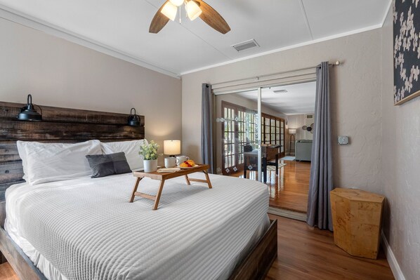 4 makuuhuonetta, työpöytä, silitysrauta/-lauta, vauvan matkasänky