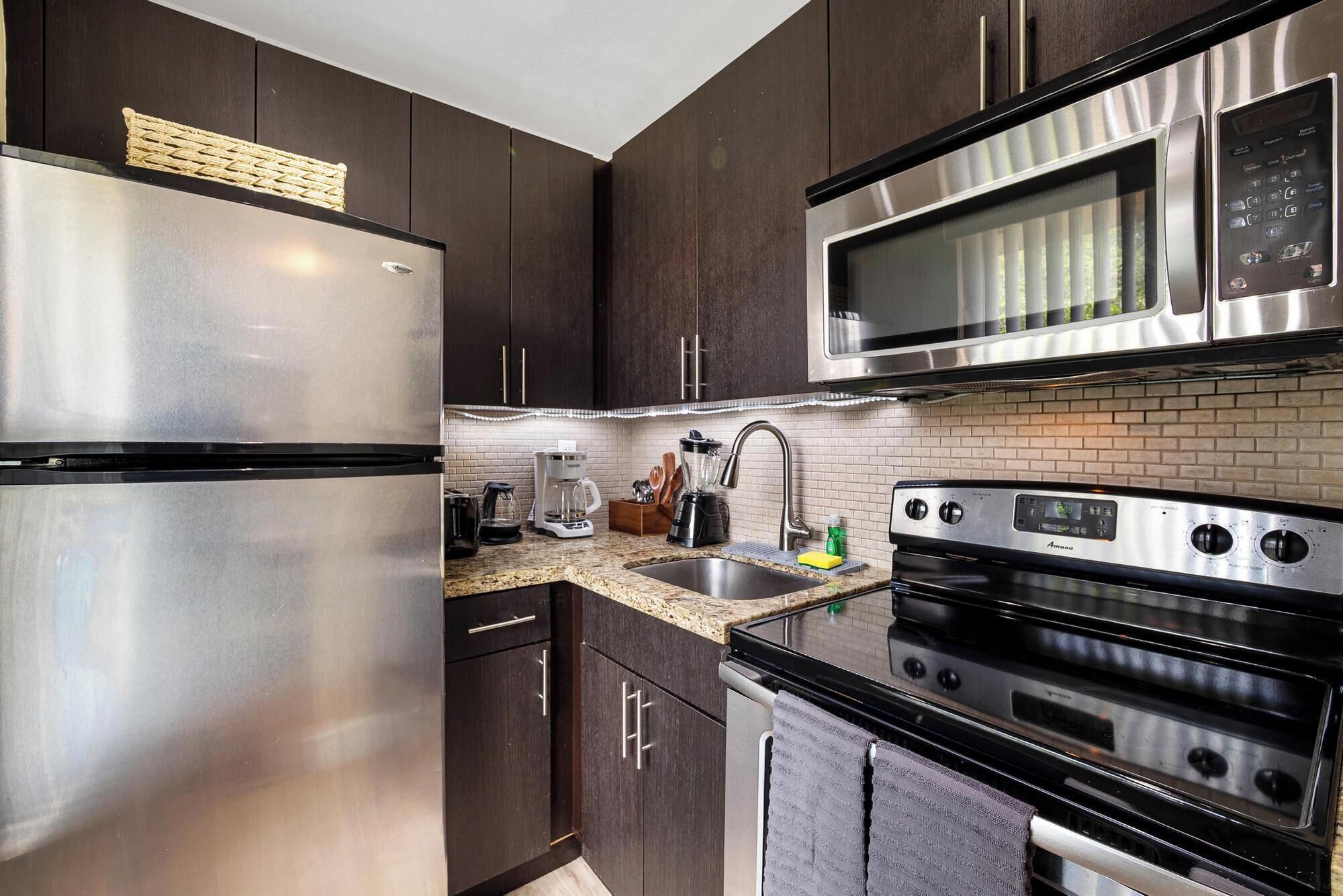 Refrigerador, microondas, horno y parrilla de estufa 