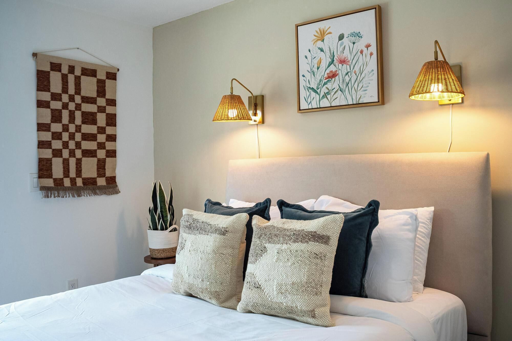 2 habitaciones, escritorio y tabla de planchar con plancha 