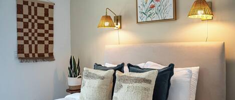 2 habitaciones, escritorio y tabla de planchar con plancha