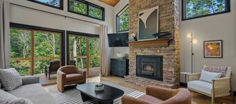 NEW! Large Luxury Cabin w/ Pickleball Court