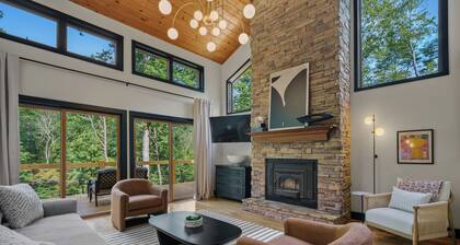 NEW! Large Luxury Cabin w/ Pickleball Court