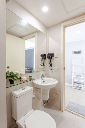 Dusj, hårføner, bidé og håndklær