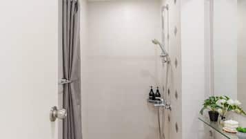 Shower, hair dryer, bidet, towels