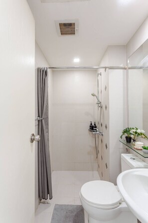 Dusche, Haartrockner, Bidet, Handtücher