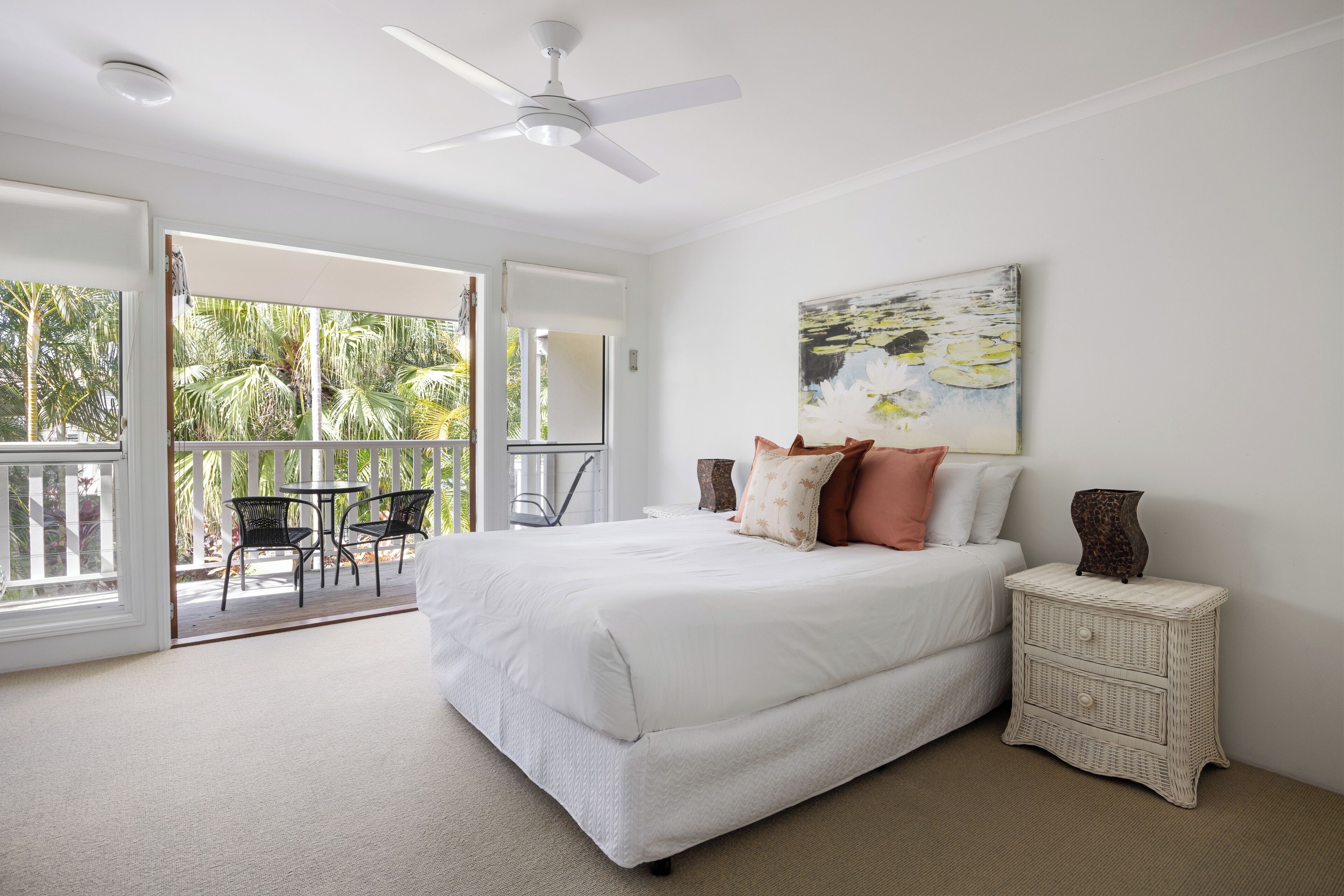 2 chambres, coffres-forts dans les chambres, fer et planche à repasser