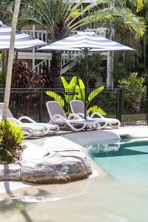 Een buitenzwembad, een verwarmd zwembad