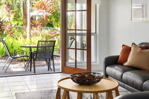 SBEACH13: Riverside Rest on Noosa River