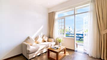 Apartment, 1 Bedroom, Balcony | Living area