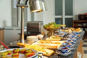Daily buffet breakfast for a fee