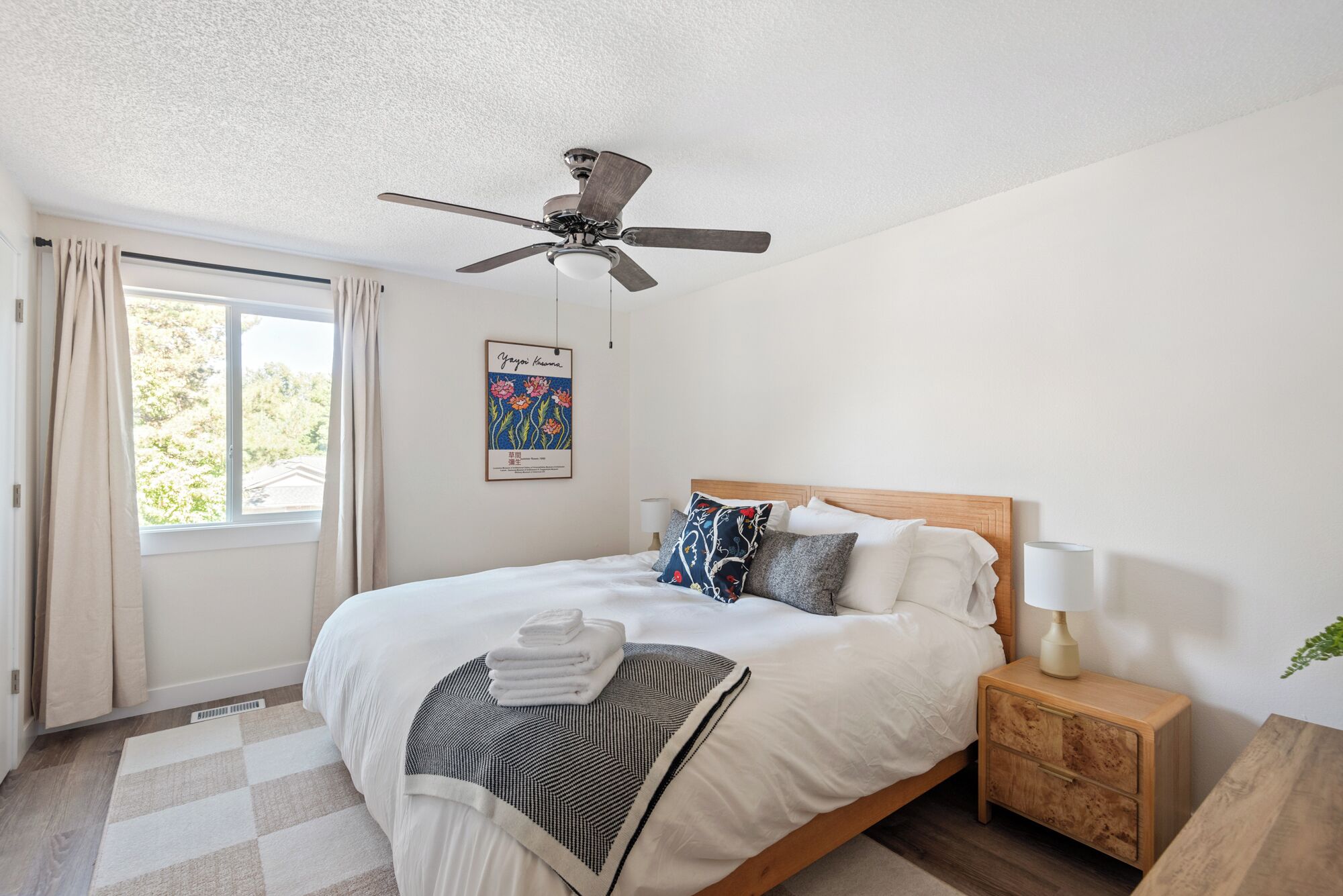 2 habitaciones, escritorio y tabla de planchar con plancha 