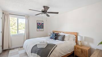 2 habitaciones, escritorio y tabla de planchar con plancha