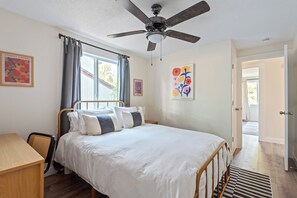 2 Schlafzimmer, Schreibtisch, Bügeleisen/Bügelbrett, Reisekinderbett