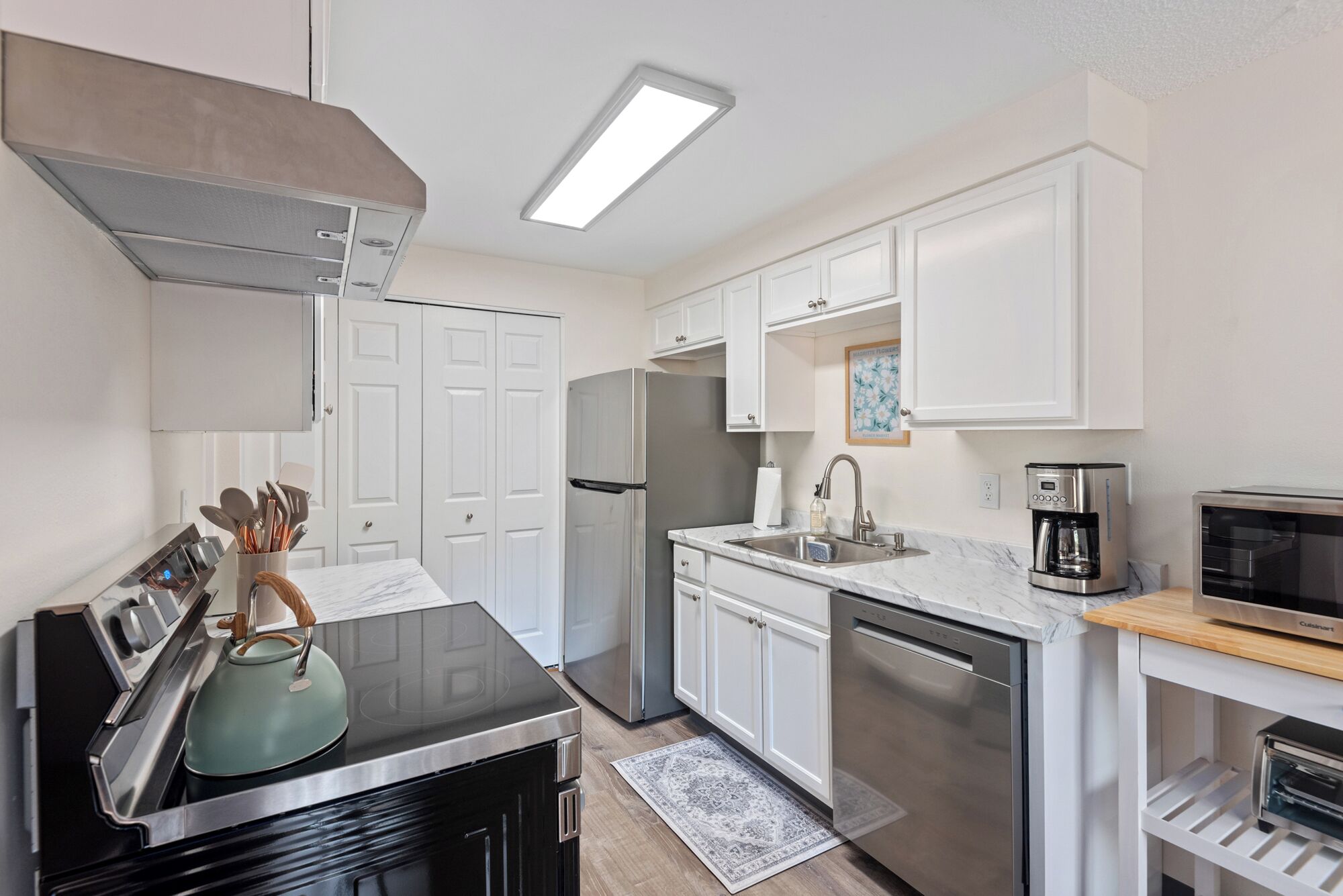 Een koelkast, een magnetron, een oven, een kookplaat