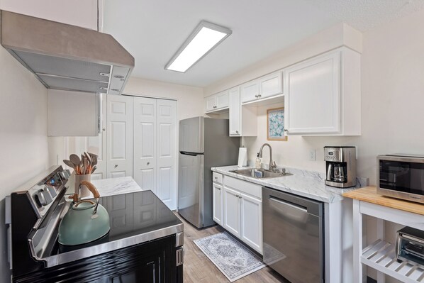 ثلاجة، ميكروويف، فرن، موقد طهي مسطح