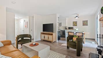 Een smart-tv en een open haard