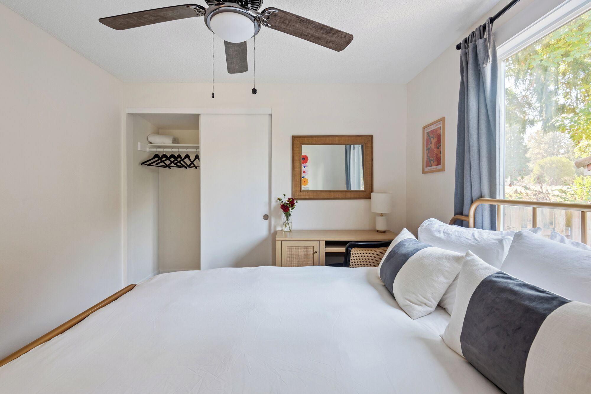 2 slaapkamers, een bureau, een strijkplank/strijkijzer, reisbedje