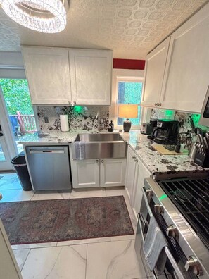 Fridge, microwave, oven, toaster - Downtown Tea Cup Cottage (Eureka Springs)