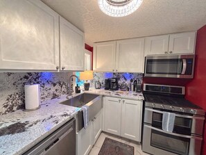 Réfrigérateur, four à micro-ondes, un four, grille-pain