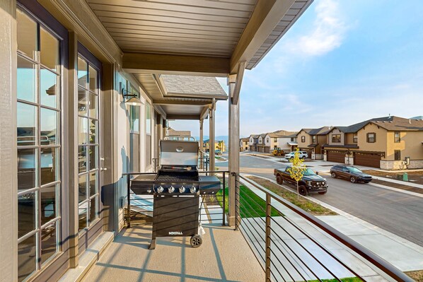 Property grounds - Bright Spacious & Modern Condo with fireplace and gas grill (Heber City)