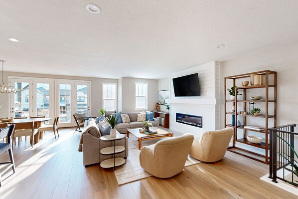 TV, fireplace
