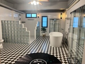 Secadora de cabello, toallas, jabón, papel de baño 