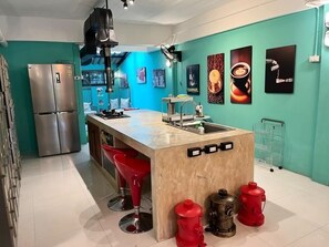 Microondas, horno, placa de cocina
