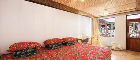 Family Triple Room | Individually decorated, individually furnished, iron/ironing board