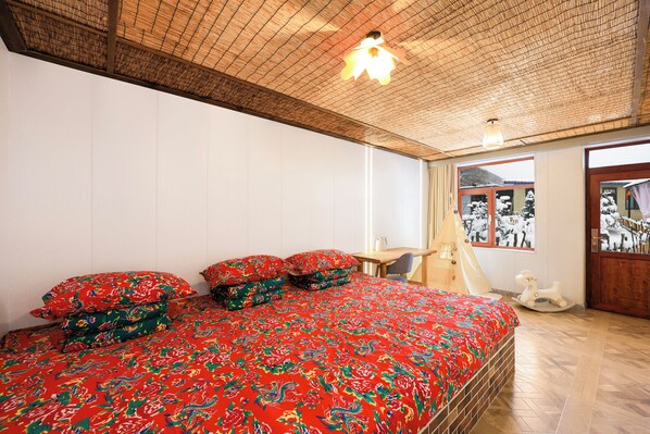 Habitación triple familiar | Decoración personalizada y muebles diferentes 