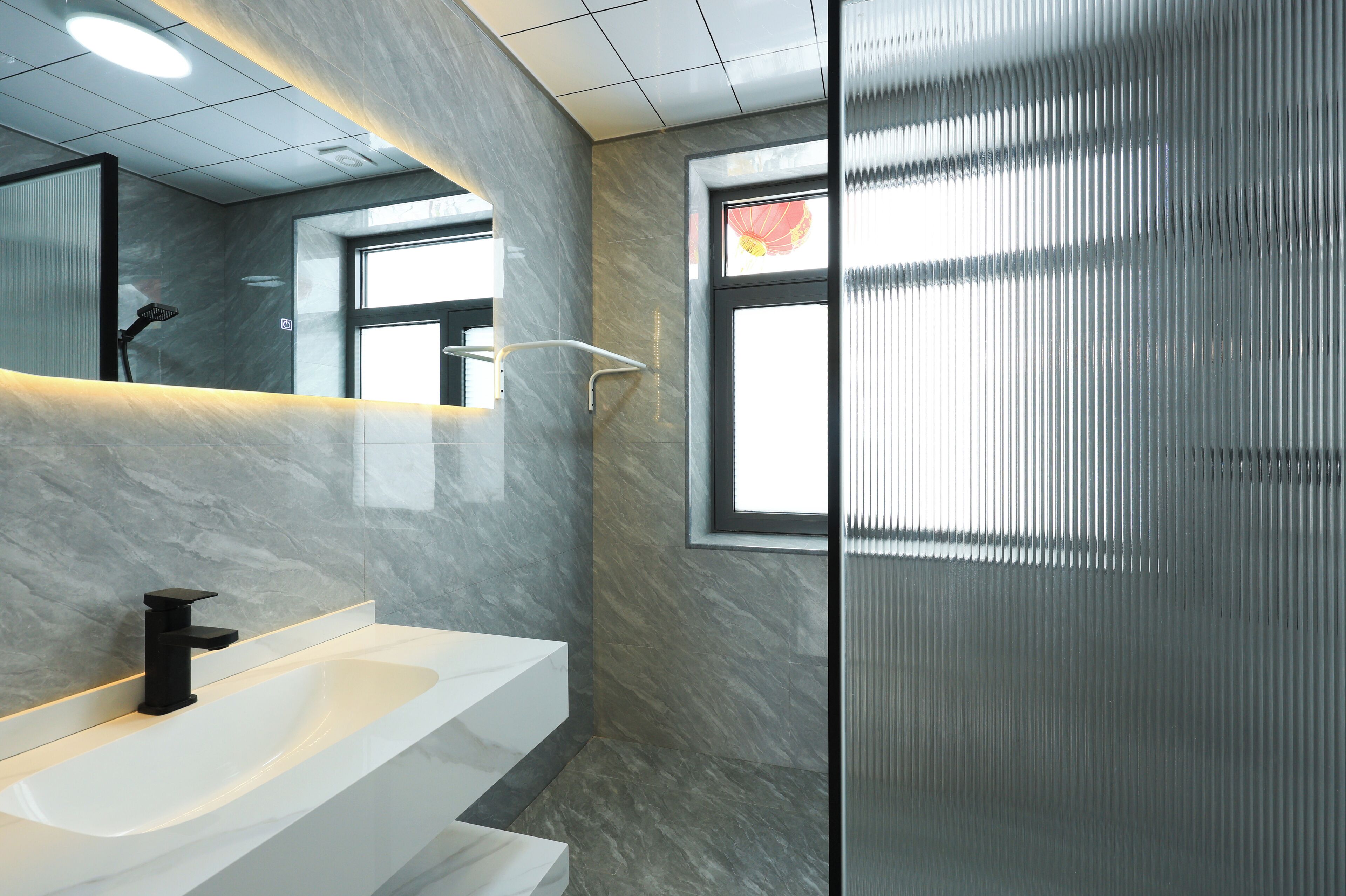 Superior Room | Bathroom | Shower, hair dryer, towels, shampoo