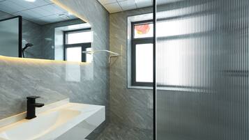 Chambre Supérieure | Salle de bain | Douche, sèche-cheveux, serviettes fournies, shampoing