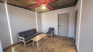 Phòng Suite phong cách cổ điển | Khu phòng khách