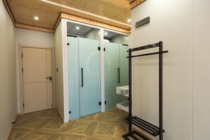 Senior Suite | Bathroom | Shower, hair dryer, towels, shampoo - Snow Valley Breeze Inn (Harbin)