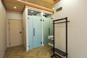 Senior Suite | Bathroom | Shower, hair dryer, towels, shampoo