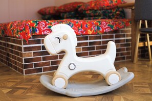 Habitación triple familiar | Decoración personalizada y muebles diferentes 