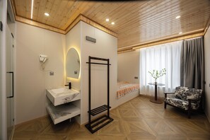 Senior Suite | Bathroom | Shower, hair dryer, towels, shampoo - Snow Valley Breeze Inn (Harbin)