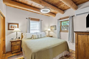 2 bedrooms, iron/ironing board, WiFi
