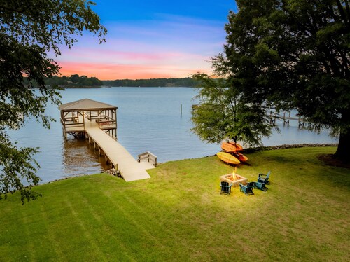 NEW! Huge Covered Dock, Firepit, Kayaks, Foosball