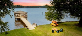 Huge Covered Dock, Firepit, Kayaks, Foosball
