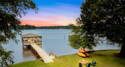 NEW! Huge Covered Dock, Firepit, Kayaks, Foosball